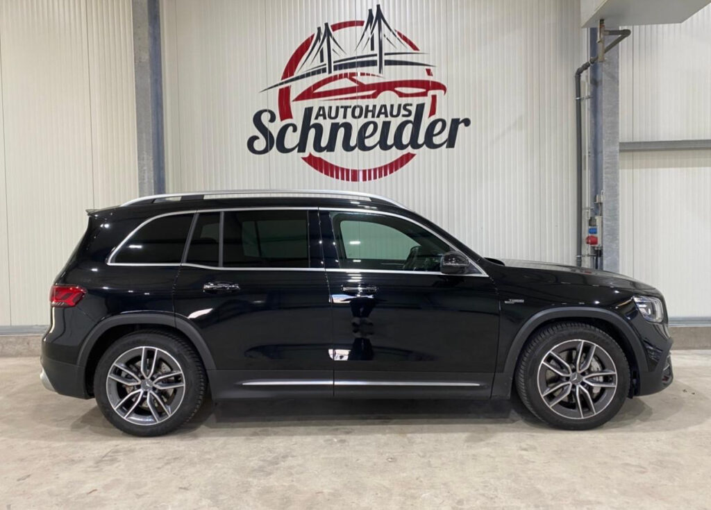 Gebraucht SUV schwarz vor Wand
