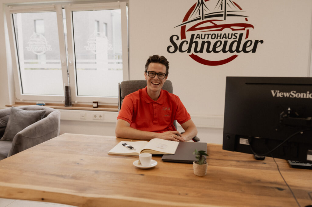 Mario Schneider Autohaus Verkäufer am Schreibtisch